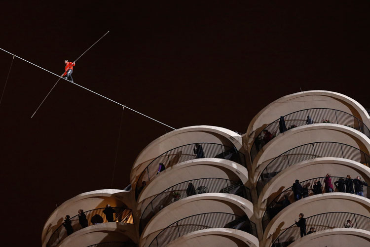 Nik Wallenda walks a tightrope across the Chicago River between Marina Citys west tower and the Leo Burnett Building in Chicago on Sunday, Nov. 2, 2014.