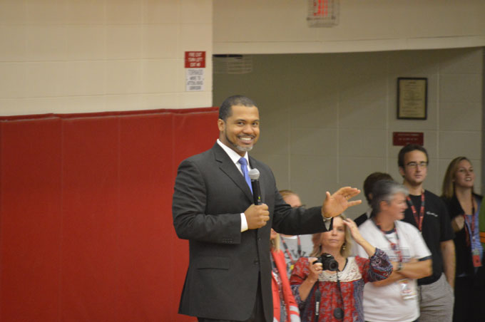 Manny+Scott%2C+one+of+the+original+Freedom+Writers%2C+speaks+to+Palatine+High+School+students+about+lifes+challenges.