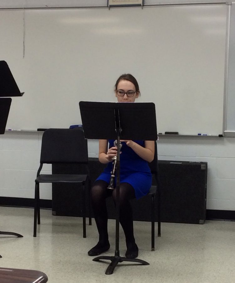 Zoe Vuchelich at the IHSA competition playing her clarinet.