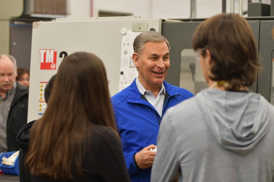 Jay Timmons speaks to students in the applied technology labs.