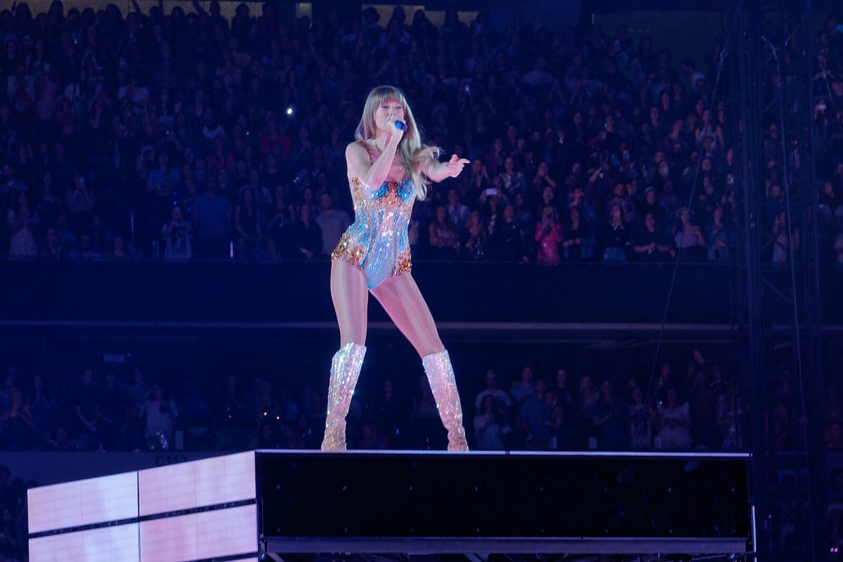 Taylor Swift sings in front of the Arlington Texas crowd. 